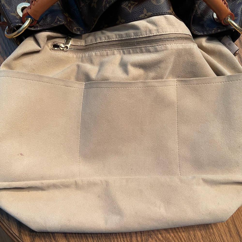 Authentic Louis Vuitton Artsy GM Tote **retired bag** - Picture 9 of 11